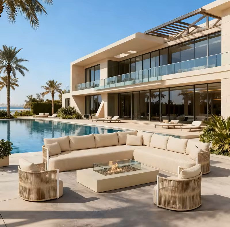 Composition Ripple Greige avec braséro devant une villa – Sartoretti Design